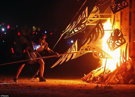 Lễ hội hoang dã "Burning Man" trên sa mạc - 5 Khoảng không gian rộng lớn của sa mạc là khu trưng bày rỗng rãi và tự do của các nghệ sĩ