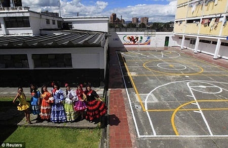 Colombia tổ chức thi hoa hậu cho những nữ phạm nhân đặc biệt nguy hiểm - 9 Cuộc thi bao gồm cả trình diễn trang phục truyền thống c