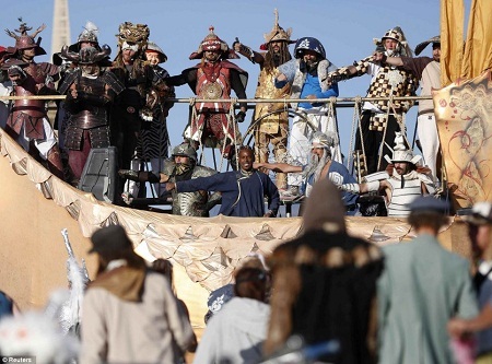 Lễ hội hoang dã "Burning Man" trên sa mạc - 9 Vũ điệu Samurai lúc mặt trời mọc