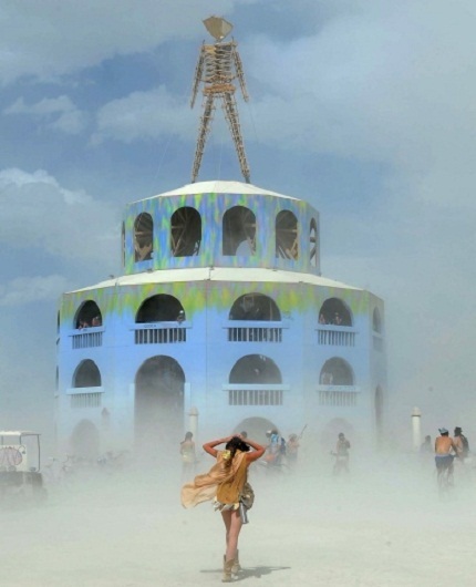 Lễ hội hoang dã "Burning Man" trên sa mạc - 4 Khoảng không gian rộng lớn của sa mạc là khu trưng bày rỗng rãi và tự do của các nghệ sĩ