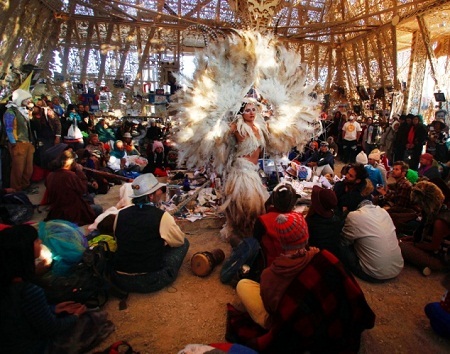Lễ hội hoang dã "Burning Man" trên sa mạc - 17 Đền Juno là nơi để những người tham gia nghỉ ngơi, cầu nguyện và ngồi thiền v