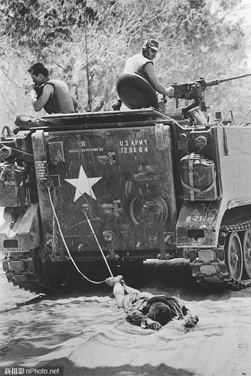 Việt Nam trong những bức ảnh đoạt giải ảnh Báo chí Thế giới - 3 1965: Một người mẹ đang cùng các con bơi qua sông để thoát khỏi cuộc ném bom của những máy bay Mỹ.