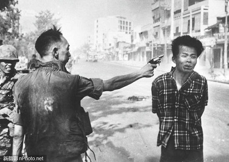 Việt Nam trong những bức ảnh đoạt giải ảnh Báo chí Thế giới - 5 1965: Một người mẹ đang cùng các con bơi qua sông để thoát khỏi cuộc ném bom của những máy bay Mỹ.