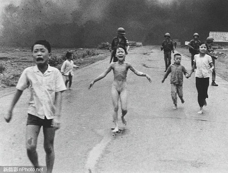 Việt Nam trong những bức ảnh đoạt giải ảnh Báo chí Thế giới - 6 1965: Một người mẹ đang cùng các con bơi qua sông để thoát khỏi cuộc ném bom của những máy bay Mỹ.