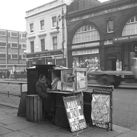 Hình ảnh người nghèo tại thủ đô hoa lệ London - 10 Cậu bé đánh giày làm lụng vất vả để kiếm một vài xu.
