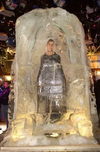 Khi ảo thuật gia "tung hứng" với... mạng sống - 6 Năm 2000, Blaine thực hiện màn trình diễn có tên