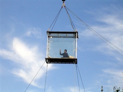 Khi ảo thuật gia "tung hứng" với... mạng sống - 8 Năm 2000, Blaine thực hiện màn trình diễn có tên