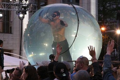 Khi ảo thuật gia "tung hứng" với... mạng sống - 9 Năm 2000, Blaine thực hiện màn trình diễn có tên