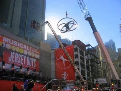 Khi ảo thuật gia "tung hứng" với... mạng sống - 10 Năm 2000, Blaine thực hiện màn trình diễn có tên