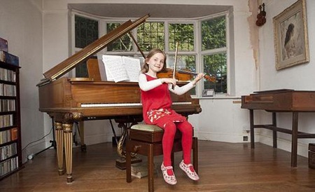 Thần đồng âm nhạc của Anh được sánh với Mozart - 1 Bé Alma Deutscher bên cây đàn violin và piano quen thuộc ở nhà
