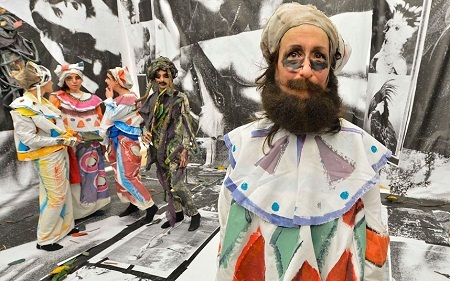 Turner Prize vinh danh những nghệ sĩ tạo hình của Anh - 1 Nghệ sĩ Spartacus Chetwynd cùng các cộng sự trong một tác phẩm có tên