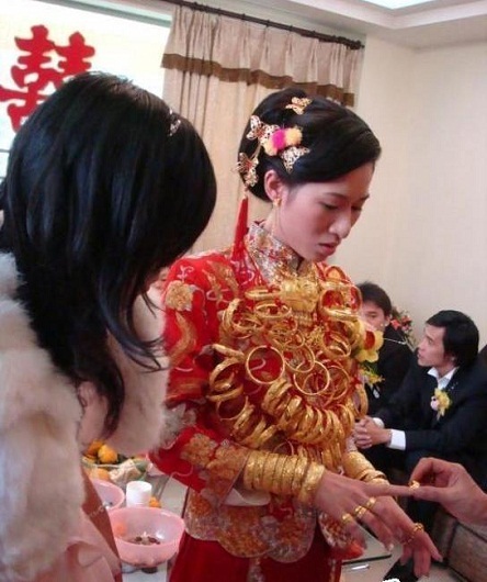 Ý nghĩa văn hóa của... vàng - 9 Hạnh phúc ngàn vàng của một số cô dâu Trung Quốc