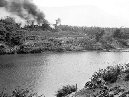 Nhiếp ảnh gia gốc Việt đoạt giải “Thiên tài” trị giá nửa triệu đô - 11 Lao Bảo, 1998