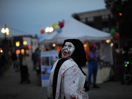 Rộn ràng không khí Halloween trên khắp thế giới - 13 Một người đàn ông chuẩn bị tham gia vào đoàn diễu hành ở thành phố Baltimore, bang Maryland, Mỹ.