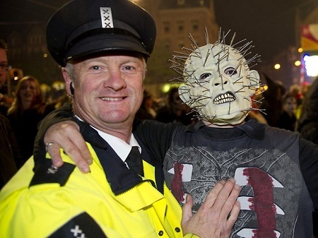 Rộn ràng không khí Halloween trên khắp thế giới - 14 Thành viên đoàn diễu hành “zombie” ở Amsterdam, Hà Lan.