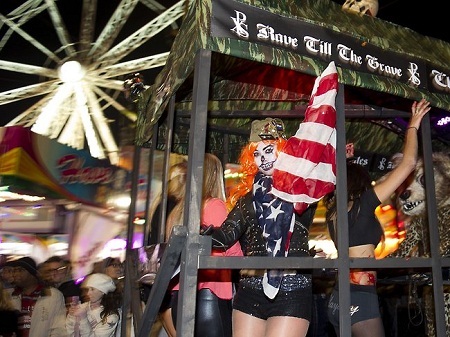 Rộn ràng không khí Halloween trên khắp thế giới - 15 Thành viên đoàn diễu hành “zombie” ở Amsterdam, Hà Lan.