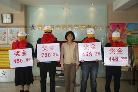 Những người thắng giải xổ số ở tỉnh Quý Châu.