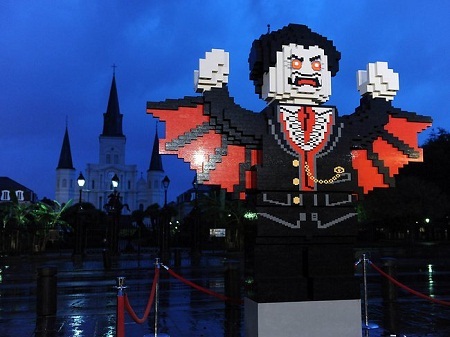 Rộn ràng không khí Halloween trên khắp thế giới - 4 Bức tượng ma cà rồng bằng lego ở trước nhà thờ St. Louis, thành phố New Orleans, Mỹ.