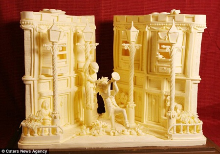 Các nghệ sĩ biểu diễn trên một con phố cổ ở Luân Đôn