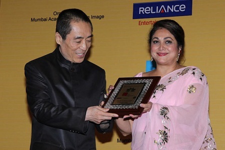 Vị đạo diễn đã được nữ diễn viên kỳ cựu của điện ảnh Ấn Độ, bà Tina Ambani lên trao kỷ niệm chương.