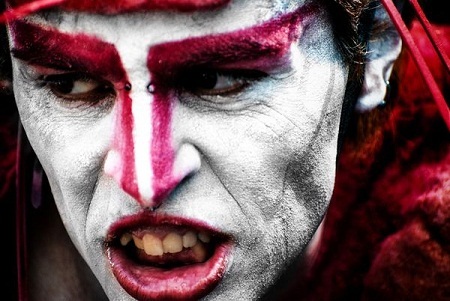 Một người đàn ông đang chơi trò ném bi truyền thống trên đường phố Brussels, Bỉ.