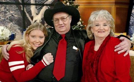 Ông Andrew Jackson Wittaker bên vợ và cháu gái