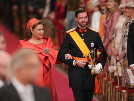 Đám cưới đẹp như mơ của Hoàng tử Luxembourg - 6 Nữ công tước Maria Teresa cùng con trai là hoàng tử Guillaume bước vào lễ đường.