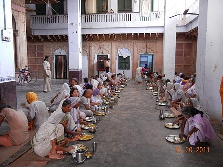 Thành phố Vrindavan - Thành phố của những ngôi đền cổ và những góa phụ