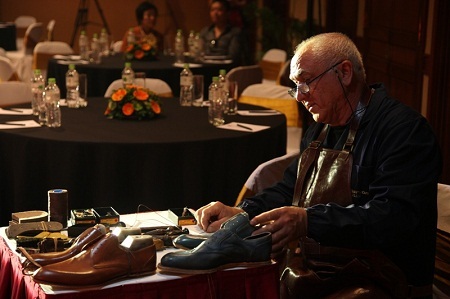 Á hậu Ngọc Oanh thử giày da đến từ Italia