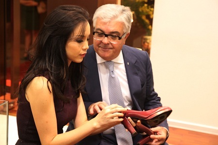 Ngắm nghía đôi giày rất lâu