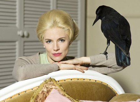 "The Girl" bị lên án vì những sai lệch "khủng khiếp" về Alfred Hitchcock - 1 Tạo hình của nhân vật Tippi Hedren do Sienna Miller thủ vai