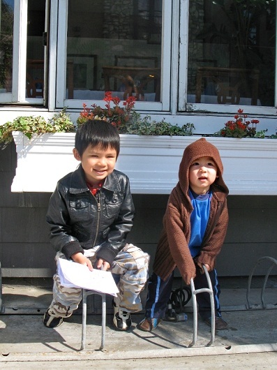 Bằng Kiều - Người chưa bao giờ học hát - 2 Hai cậu con trai Bằng Phương và Bằng Anh (năm 2008) chơi trước hiên nhà ở quận Cam