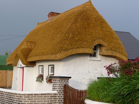 Thế giới đẹp lãng mạn với những... mái nhà tranh - 13 Một nếp nhà xinh của Ireland