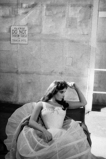 Nhìn lại “thế hệ bạc của Hollywood” - 2 Elizabeth Taylor trên trường quay của phim “Raintree County” (1956)