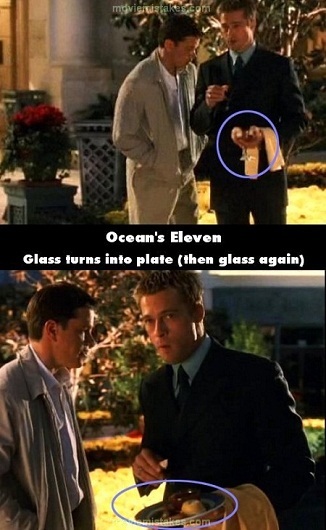 Bắt lỗi những bộ phim bom tấn của điện ảnh Hollywood - 16 Phim Ocean’s Eleven (11 tên cướp thế kỷ): Cốc rượu biến thành đĩa hoa quả.