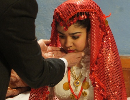 Nữ diễn viên Dilan Aksut vào vai cô dâu 14 tuổi