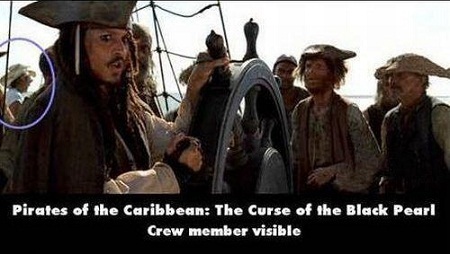 Bắt lỗi những bộ phim bom tấn của điện ảnh Hollywood - 1 Phim Cướp biển vùng Caribbe: Một thành viên của đoàn làm phim bị lẫn vào trong khuôn hình.
