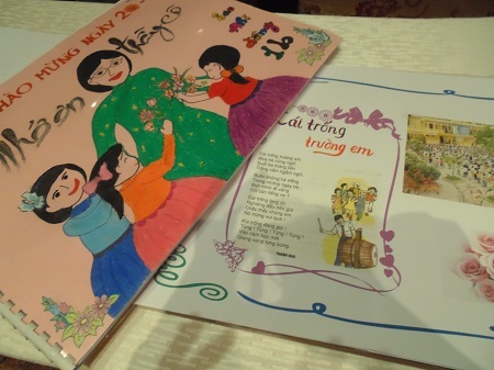 Những cuốn bích báo nắn nót nét chữ học trò.