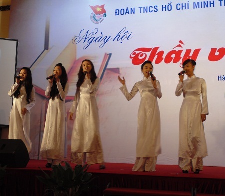 Chương trình văn nghệ chào mừng của các thế hệ học sinh.