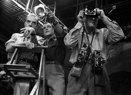 Nhìn lại “thế hệ bạc của Hollywood” - 4 Đạo diễn Vincent Minelle và diễn viên Gene Kelly thảo luận trên trường quay “Brigadoon” (1954)