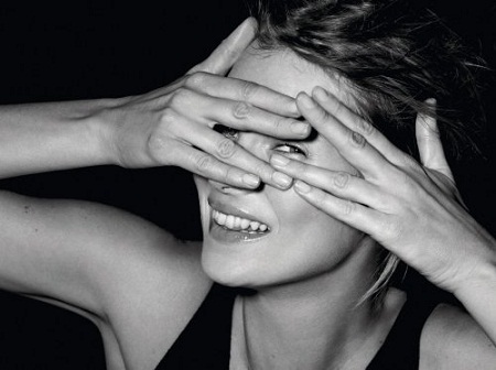Ngắm nhìn vẻ đẹp của siêu mẫu Kate Moss theo thời gian - 8 Tạp chí British Vogue, 2010