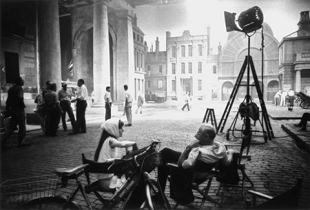 Nhìn lại “thế hệ bạc của Hollywood” - 5 Đạo diễn Vincent Minelle và diễn viên Gene Kelly thảo luận trên trường quay “Brigadoon” (1954)