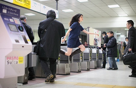 Sức hút từ hình ảnh cô gái bay