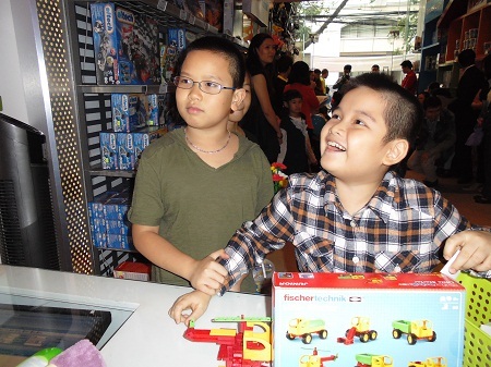 Các em nhỏ hào hứng với các sản phẩm SMARTTOYS