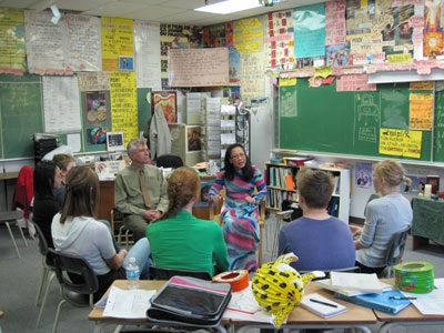 Đưa sách Việt vào thư viện công ở Canada - 2 Chị Đinh Kim Nguyệt (người mặc áo dài) đang dạy Tiếng Việt tại Whitehorse, Yukon