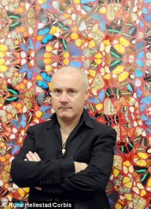 Nghệ sĩ Damien Hirst bên một tác phẩm được tạo nên từ những cánh bướm