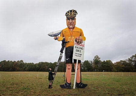 "Scandal thế kỷ" của Lance Armstrong lên phim - 3 Hình nộm cao 9m của Armstrong chuẩn bị... lên giàn hoả thiêu