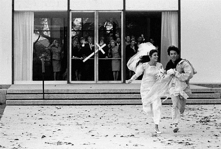 Nhìn lại “thế hệ bạc của Hollywood” - 10 Katherine Ross và Dustin Hoffman chạy ra khỏi nhà thờ ở cuối phim “The Graduate” (1967)
