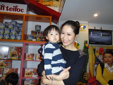 Các em nhỏ hào hứng với các sản phẩm SMARTTOYS