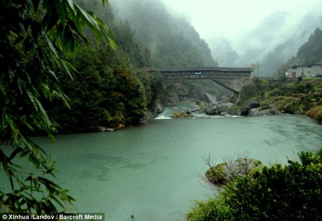 Cầu gỗ Dương Mỹ Châu có tuổi thọ 1.000 năm tuổi đã được xây dựng từ triều nhà Minh.